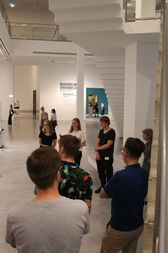 Kick-Off des FSJ-Projekts 2019 "Ich:Du. Du siehst ein Ich, das ich nicht sehe" in der Berlinischen Galerie, 12.6.2019, Foto: Martin von Piechowski Kick-Off des FSJ-Projekts 2019 "Ich:Du. Du siehst ein Ich, das ich nicht sehe" in der Berlinischen Galerie, 12.6.2019, Foto: Martin von Piechowski