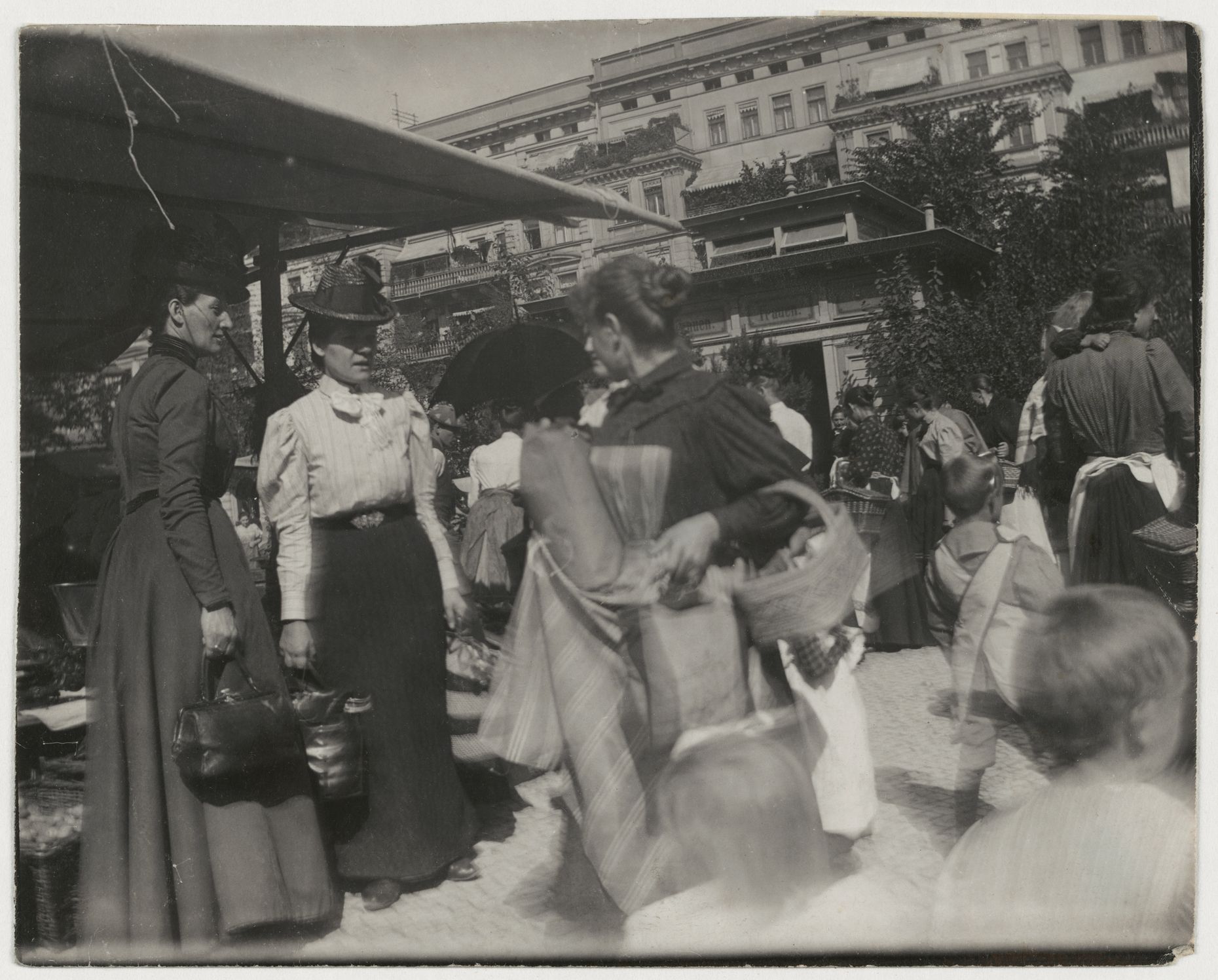 Black-and-white-photography: Heinrich Zille, Ohne Titel (Markt auf dem Friedrich-Karl-Platz), Sommer 1898