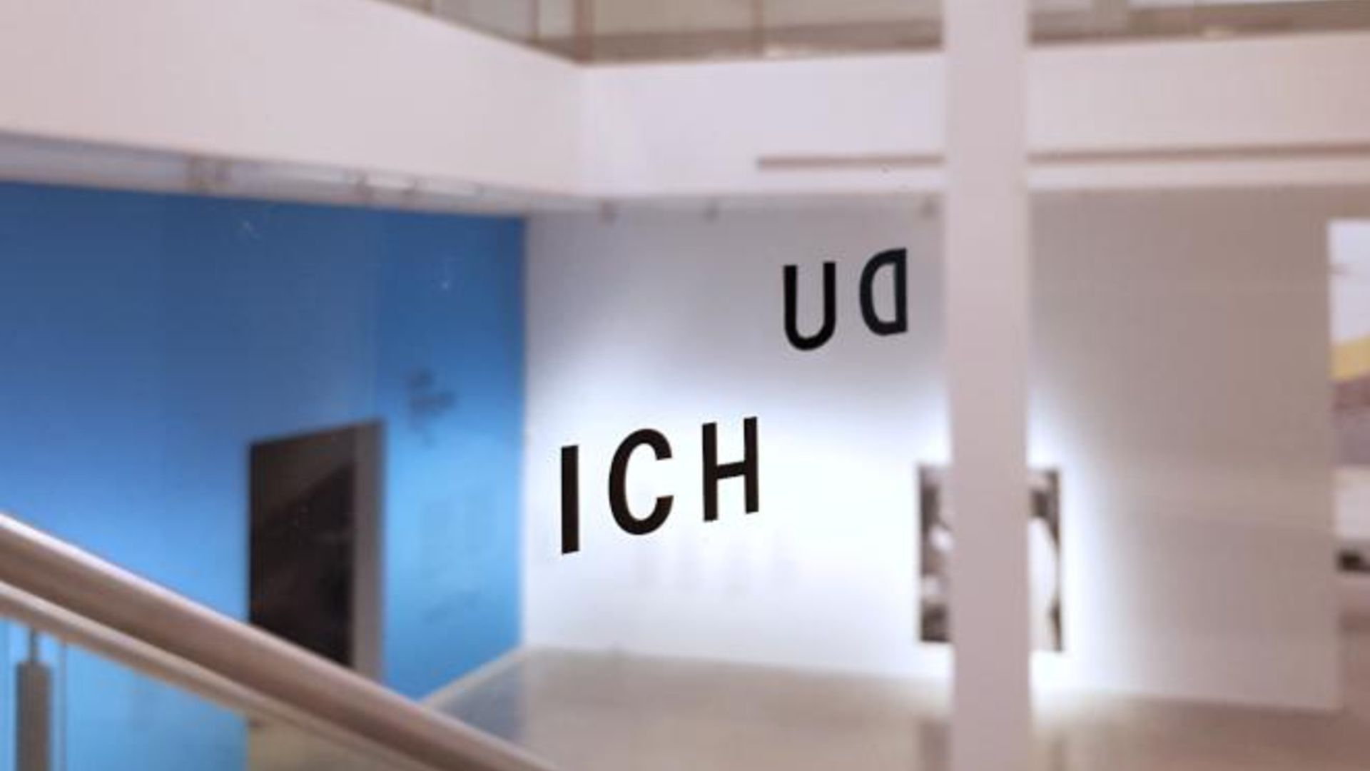 Foto: Glasscheibe mit der Aufschrift: Ich und Du (von rechts nach links zu lesen)..