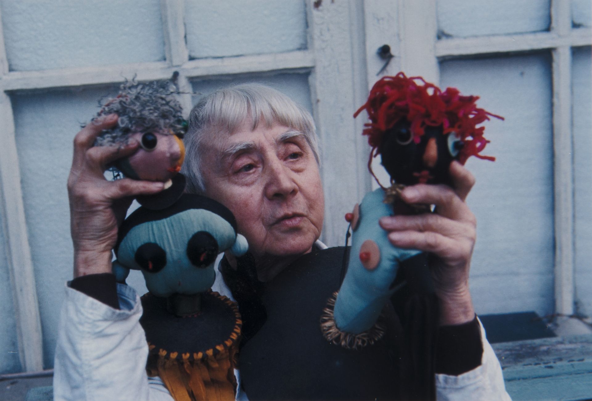 Ohne Titel (Hannah Höch mit Dada-Puppen vor ihrem Haus in Berlin-Heiligensee 1972), Inge Werth, 1972