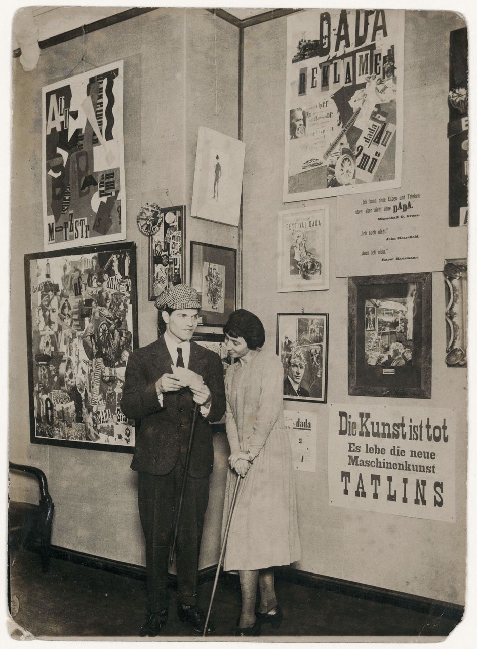 Schwarz-Weiß Fotografie von Raoul Hausmann und Hannah Höch vor ihren Werken Fotografie in Berlin 1920