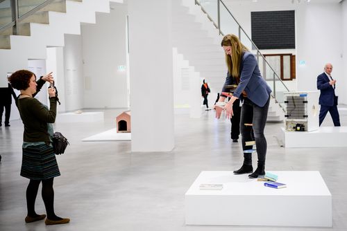 Preview der Ausstellung "Erwin Wurm. Bei Mutti" für Freund*innen der Berlinischen Galerie aus dem Förderverein, 13.4.2016, Foto: Hannes Wiedemann Preview der Ausstellung "Erwin Wurm. Bei Mutti" für Freund*innen der Berlinischen Galerie aus dem Förderverein, 13.4.2016, Foto: Hannes Wiedemann