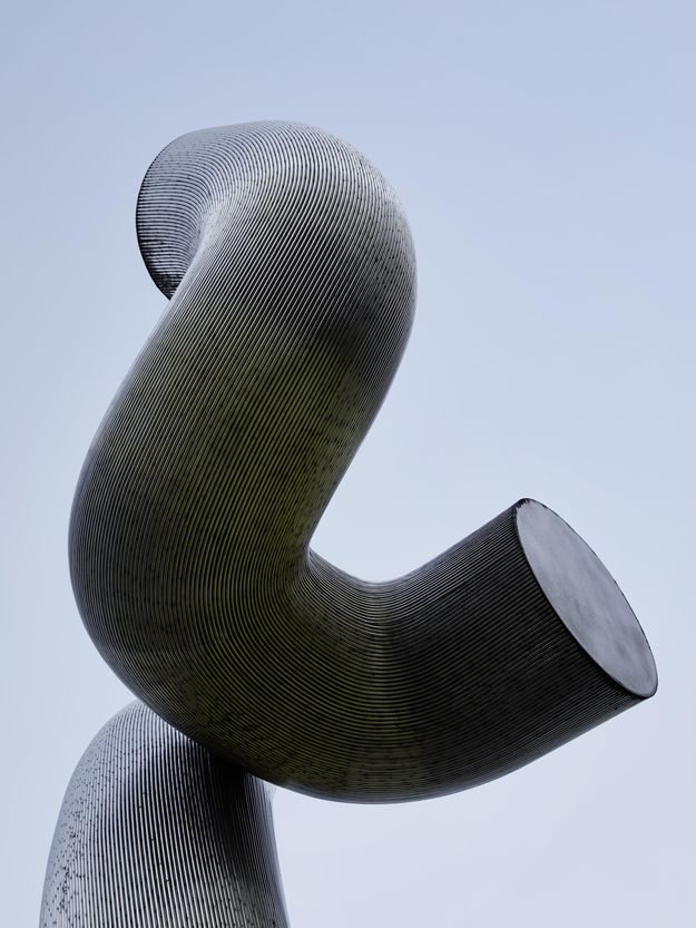 Martin Matschinsky und Brigitte Matschinsky-Denninghoff, Dreiheit, 1993 Foto: Teil einer Skulptur aus silbernem Metall vor blauem Himmel