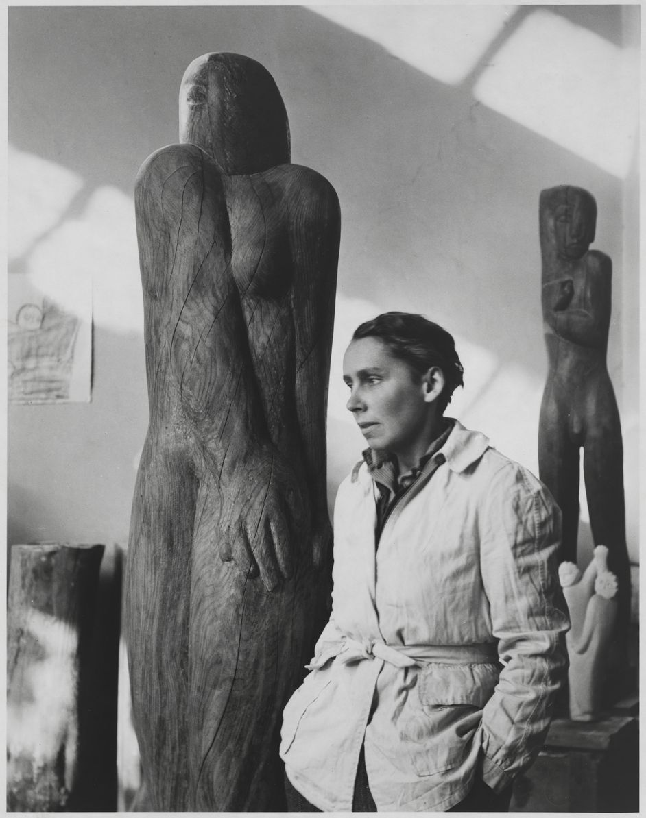 Black-white photo: Gerda Schimpf, Louise Stomps in her studio at Schillerstrasse 21, Berlin, 1948, Berlinische Galerie, photo: Anja Elisabeth Witte