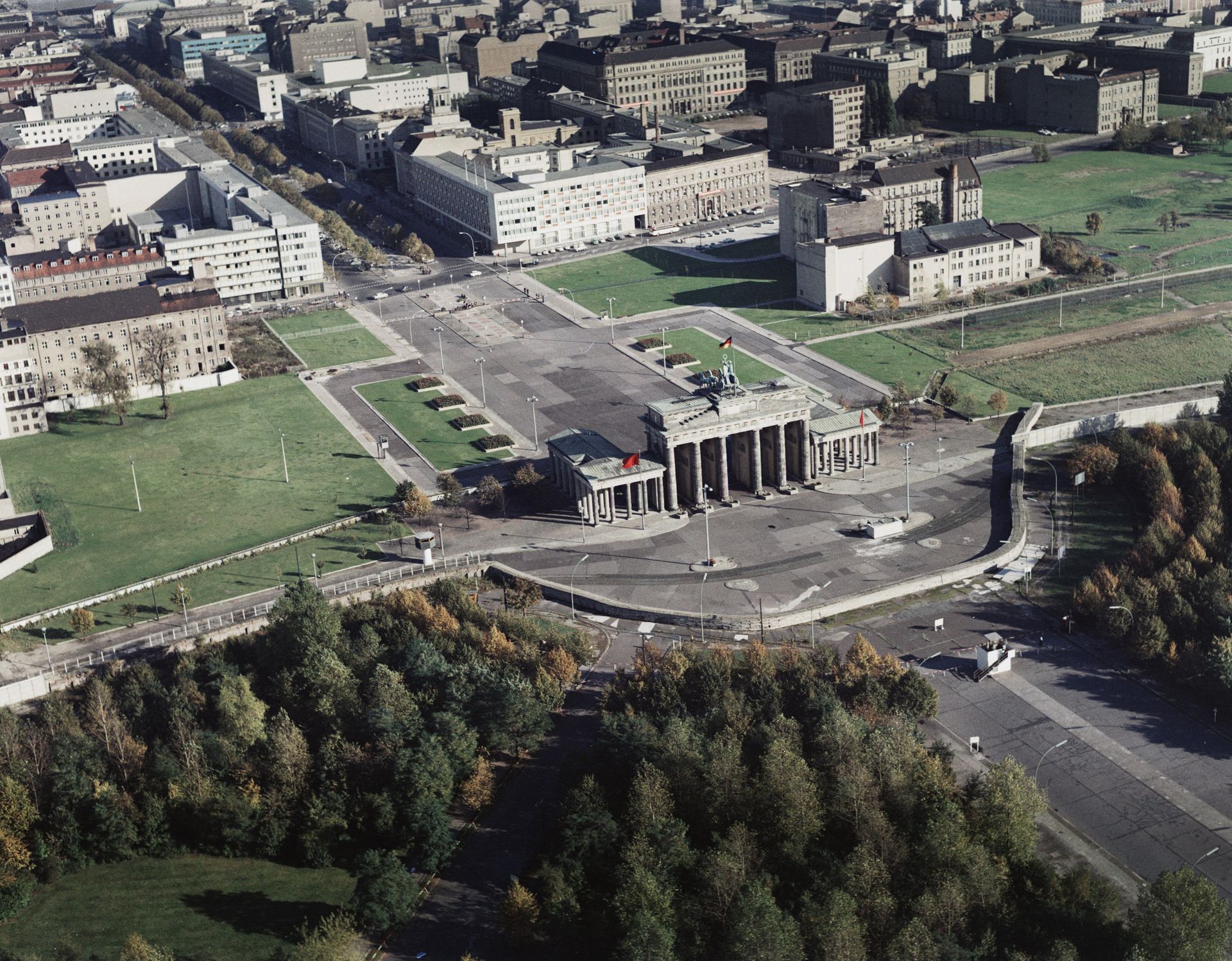 Otto Borutta, Luftaufnahme, Blick von Nord-Westen auf das Brandenburger Tor, 1964