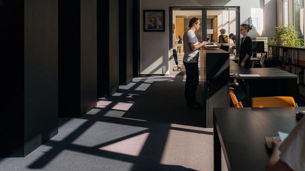 Foto: Besucher am Tresen der Bibliothek.