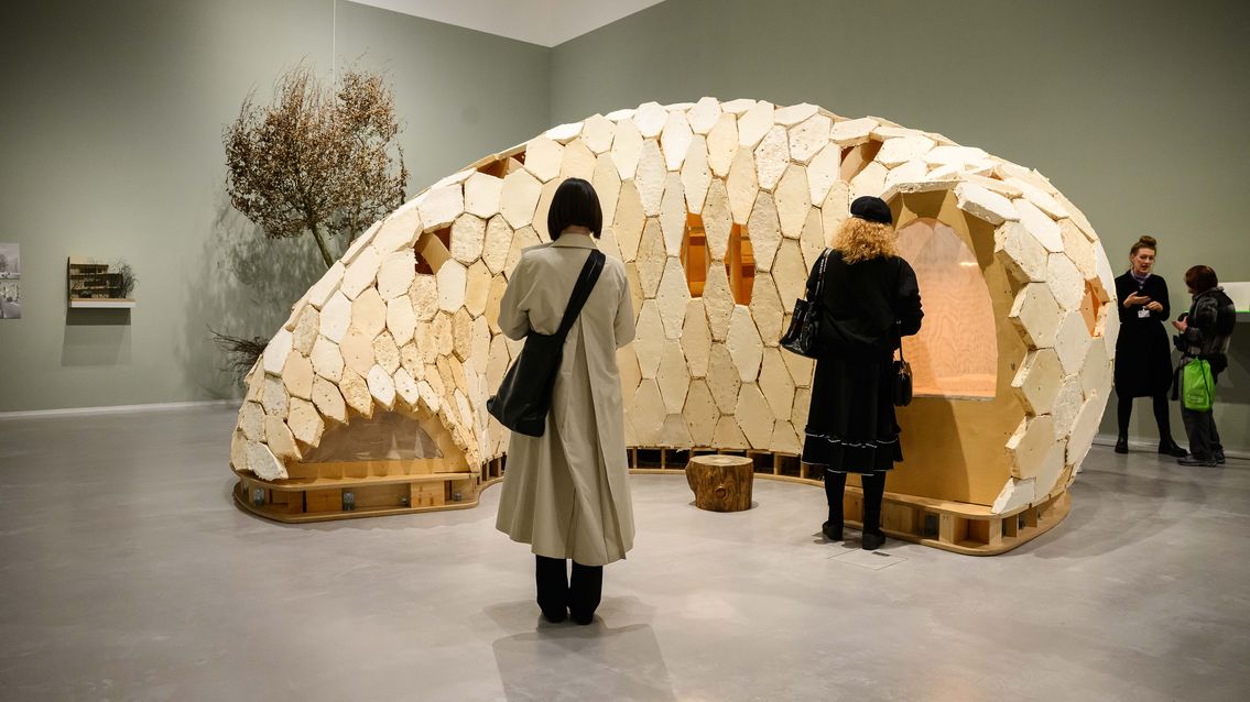 Ausstellungsansicht „Closer to Nature. Bauen mit Pilz, Baum, Lehm“, Berlinische Galerie