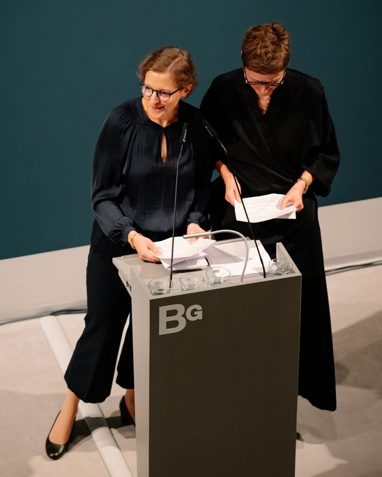 Photo: Janina Nentwig and Stefanie Heckmann during the opening speeches at the lectern.