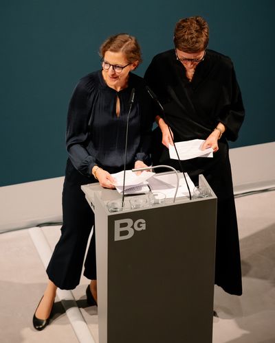 Photo: Janina Nentwig and Stefanie Heckmann during the opening speeches at the lectern.