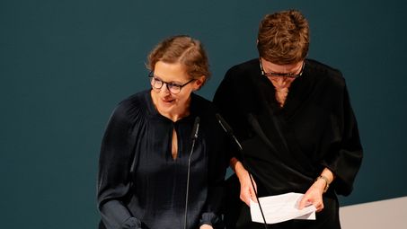 Photo: Janina Nentwig and Stefanie Heckmann during the opening speeches at the lectern.