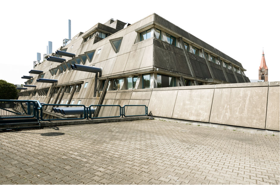 Gebäudeansicht: Kay Fingerle, Zentrale Tierlaboratorien der Freien Universität Berlin von G+M Hänska, 1971-81, Außenansicht, 2021