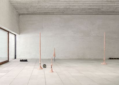 Nina Canell, The Nordic Pavilion, Installation view, 57th Venice Biennale, 2017, Mastix-Gummi, Stahl, unterirdische Kabel, verschiedene Größen, Courtesy the artist, Barbara Wien Gallery, 303 Gallery, Mendes Wood DM, Foto: Nick Ash Nina Canell, The Nordic Pavilion, Installation view, 57th Venice Biennale, 2017, Mastix-Gummi, Stahl, unterirdische Kabel, verschiedene Größen, Courtesy the artist, Barbara Wien Gallery, 303 Gallery, Mendes Wood DM, Foto: Nick Ash