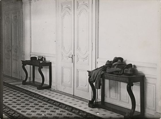 Erich Salomon, Die Hüte des deutschen Reichskanzlers und seines Außenministers, rechts die der französischen Delegation vor Ramsay MacDonalds Zimmertür im Hotel Beau Rivage in Lausanne, Juli 1932