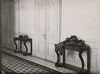 Erich Salomon, Die Hüte des deutschen Reichskanzlers und seines Außenministers, rechts die der französischen Delegation vor Ramsay MacDonalds Zimmertür im Hotel Beau Rivage in Lausanne, Juli 1932, Urheberrechte am Werk erloschen, Repro: Anja Elisabeth Erich Salomon, Die Hüte des deutschen Reichskanzlers und seines Außenministers, rechts die der französischen Delegation vor Ramsay MacDonalds Zimmertür im Hotel Beau Rivage in Lausanne, Juli 1932
