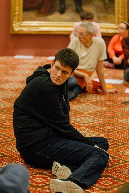 Dalibor Šandor Foto des Tänzers Dalibor Sandor, auf einem Teppich sitzend