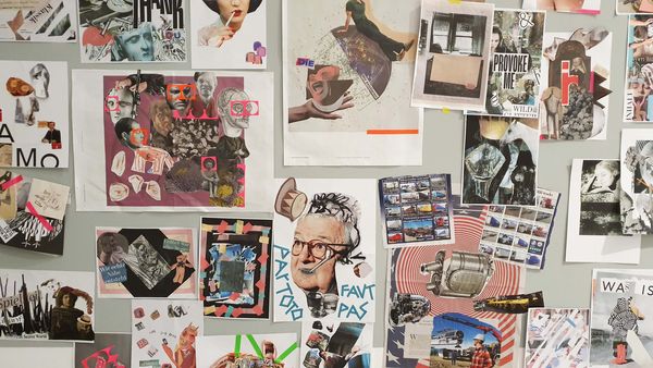 auf einer Wand sind verschiedene Collagen dicht gehängt