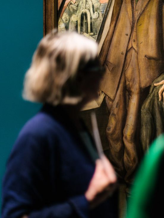 Photo: Visitors in front of a painting.