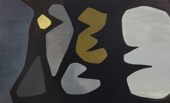 Ein abstraktes Gemälde der Künstlerin mit grauen, blauen und gelben Formen auf schwarzem Hintergrund