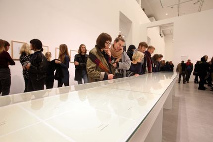 Eröffnung "Erwin Wurm. Bei Mutti" und "Visionäre der Moderne. Paul Scheerbart, Bruno Taut, Paul Goesch" in der Berlinischen Galerie, 14.4.2016, Foto: Amin Akhtar Eröffnung "Erwin Wurm. Bei Mutti" und "Visionäre der Moderne. Paul Scheerbart, Bruno Taut, Paul Goesch" in der Berlinischen Galerie, 14.4.2016, Foto: Amin Akhtar