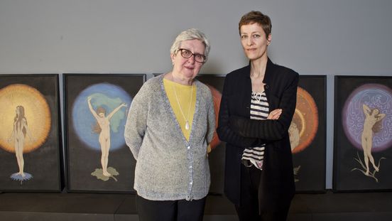 Rayna Patton, Enkelin von Richard Neuhäuser (Auftraggeber der Gemälde) und Dr. Stefanie Heckmann, Leiterin Sammlung Bildende Kunst Berlinische Galerie, vor dem Zyklus "Tempeltanz der Seele" von Fidus (Hugo Höppener), © Foto: Ralf Herzig, © Fidus, VG BILD-KUNST Bonn, 2017