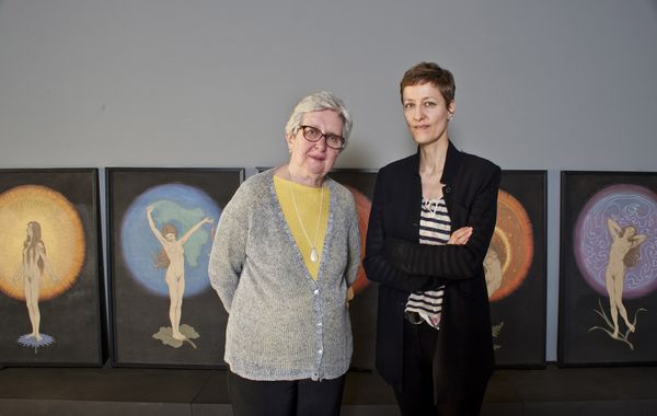 Rayna Patton, Enkelin von Richard Neuhäuser (Auftraggeber der Gemälde) und Dr. Stefanie Heckmann, Leiterin Sammlung Bildende Kunst Berlinische Galerie, vor dem Zyklus "Tempeltanz der Seele" von Fidus (Hugo Höppener), © Foto: Ralf Herzig, © Fidus, VG BILD-KUNST Bonn, 2017