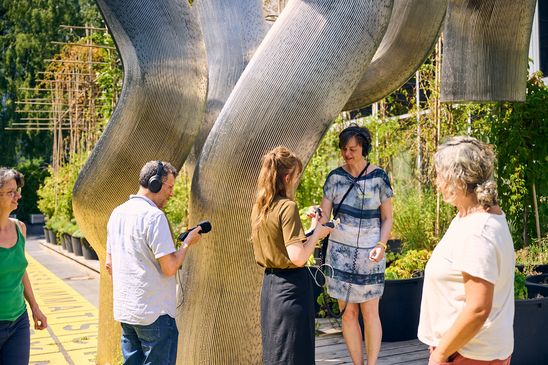 Foto: Eindrücke des Workshops, die entweder Workshop-Teilnehmer*innen im Innen- oder Außenraum der Berlinischen Galerie bei eigenen Tonaufnahmen oder am Workshop-Tisch bei der Weiterverarbeitung der Tonaufnahmen oder auch Nahaufnamhmen von verschiedenen Klang-Instrumenten und Aufnahme-Equipment zeigen. 