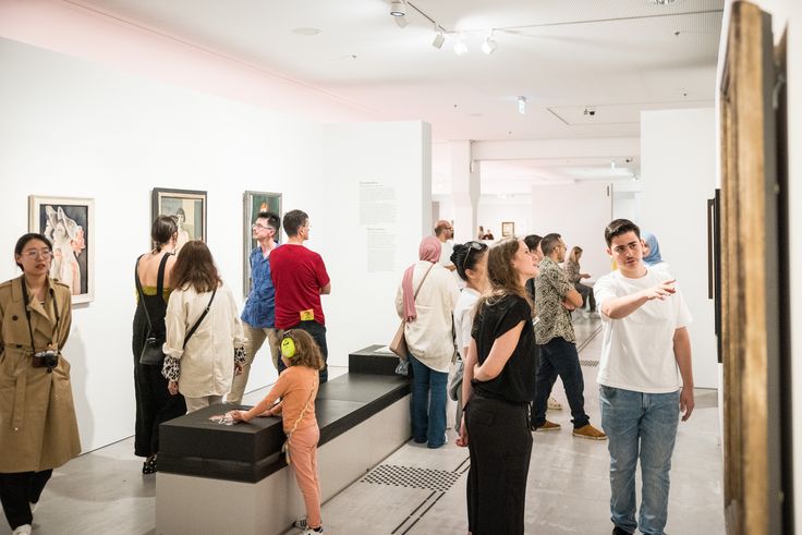 Menschen in der Ausstellung