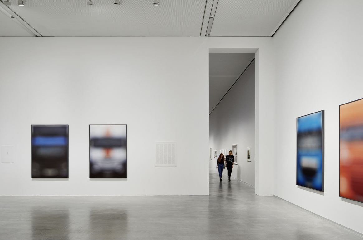 Berlinische Galerie, Ausstellungsraum, Foto: © Noshe Photo: High-ceiling exhibition hall with large fornate photography and a passage to the next hall