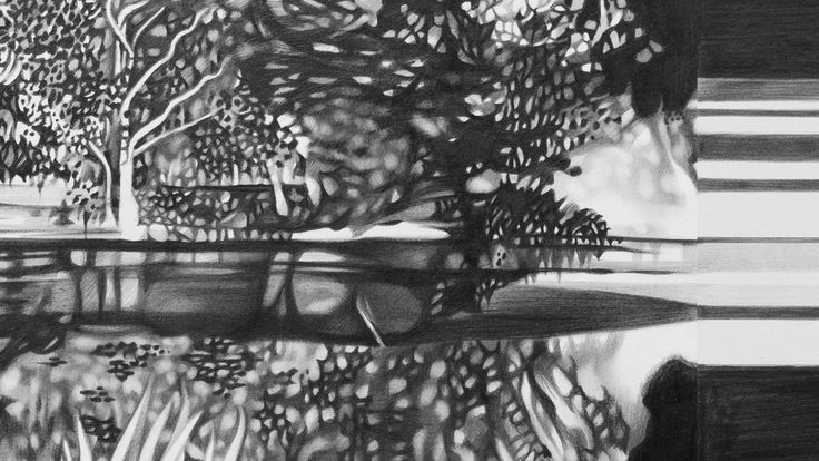 Leicht verschwommene schwarz-weiß-Zeichnung, die eine baum- und pflanzenartige Ornamente zeigt, die sich zur Mitte des Bildes hin spiegeln.