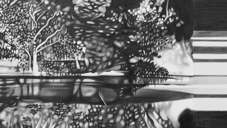 Leicht verschwommene schwarz-weiß-Zeichnung, die eine baum- und pflanzenartige Ornamente zeigt, die sich zur Mitte des Bildes hin spiegeln.