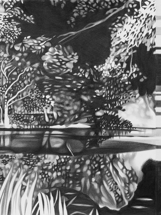 Marc Brandenburg, Ohne Titel, 2024 (Ausschnitt), Courtesy Galerie Thaddaeus Ropac Leicht verschwommene schwarz-weiß-Zeichnung, die eine baum- und pflanzenartige Ornamente zeigt, die sich zur Mitte des Bildes hin spiegeln.