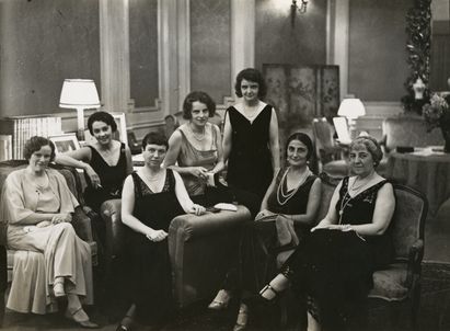 Erich Salomon, Damengesellschaft in der deutschen Botschaft in Washington D.C., 1932, Urheberrechte am Werk erloschen, Repro: Anja Elisabeth Witte Erich Salomon, Damengesellschaft in der deutschen Botschaft in Washington D.C., 1932, Urheberrechte am Werk erloschen, Repro: Anja Elisabeth Witte