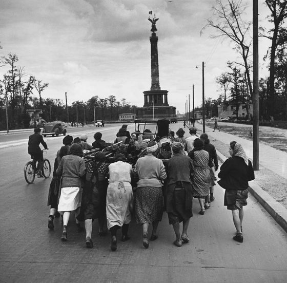 Robert Capa, DEUTSCHLAND Frauen schieben einen Handwagen, Berlin, Sommer 1945 ©International Center of Photographie / Magnum Photos