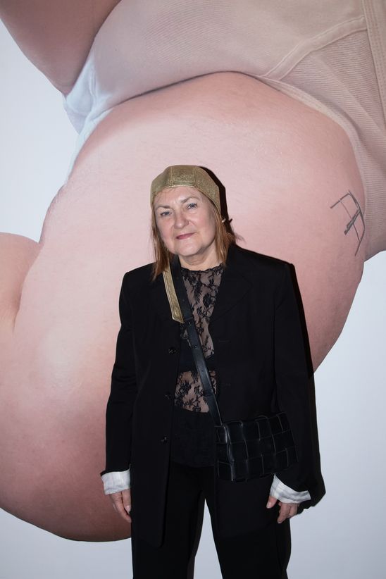 Foto: Käthe Kruse mit goldener Haube vor einer Foto-Tapete von Marc Brandenburg.