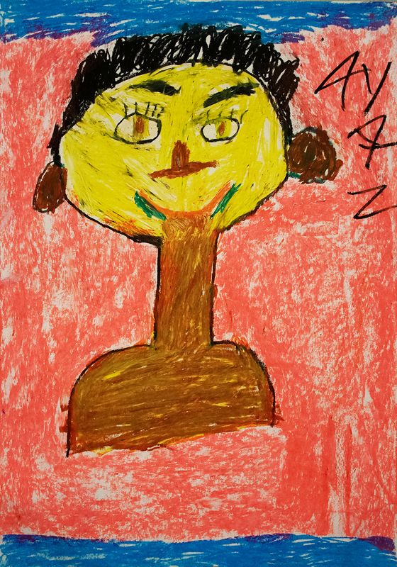 Es ist ein Selbstportrait zu sehen. Rechts steht der Name Ayaz. Das Gesicht hat eine gelbe Farbe, der Hals und Ohren sind braun. Auf dem Kopf sind kurze schwarze Haare. Der Hintergrund ist pink. 