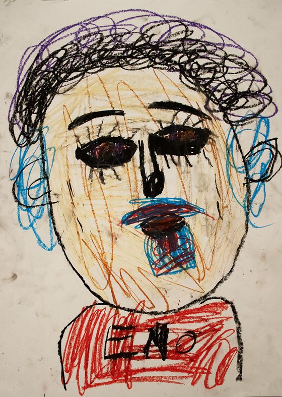 Es ist ein Selbstportrait zu sehen. Auf dem Gesicht sind braune Linien verteilt. Die Augen sind große und schwarz mit langen Wimpern. Die Ohren sind blau und die kurzen Haare schwarz und lila. Auf dem roten T-Shirt steht der Name ENO. 