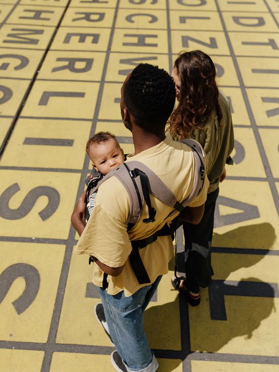 Familie auf dem Buchstabenfeld