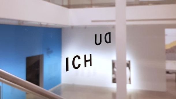 Foto: Glasscheibe mit der Aufschrift: Ich und Du (von rechts nach links zu lesen)..
