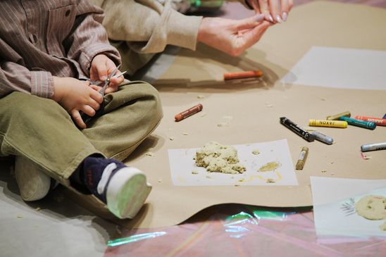 Foto: Eindrücke der Kindervernissage, die Erwachsene und vor allem Kinder an verschiedenen kreativen Mitmach-Stationen in den Ausstellungsräumen zeigen.