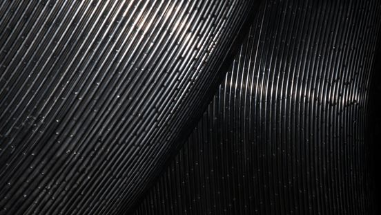 Mit Blitz aufgenommene Detailansicht der silbernen Skulptur „Dreiheit“ von Brigitte Meier-Denninghoff und Martin Matschinsky vor der Berlinischen Galerie.