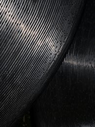 Mit Blitz aufgenommene Detailansicht der silbernen Skulptur „Dreiheit“ von Brigitte Meier-Denninghoff und Martin Matschinsky vor der Berlinischen Galerie.