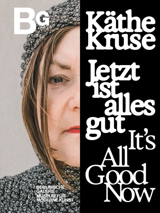 Katalogcover: Das Cover besteht aus zwei Hälften; auf der linken Hälfte ist Käthe Kruse mit einer Art Haube aus Metall-Ketten zu sehen, die rechte Hälfte besteht aus dem Namen der Künstlerin und dem Katalogtitel in deutscher und englischer Sprache.