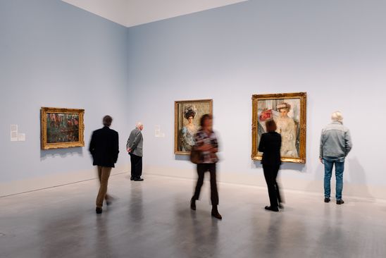 Photo: Scenes from the opening night, showing people either listening to the opening speeches in the staircase hall of the Berlinische Galerie or in the exhibition rooms.