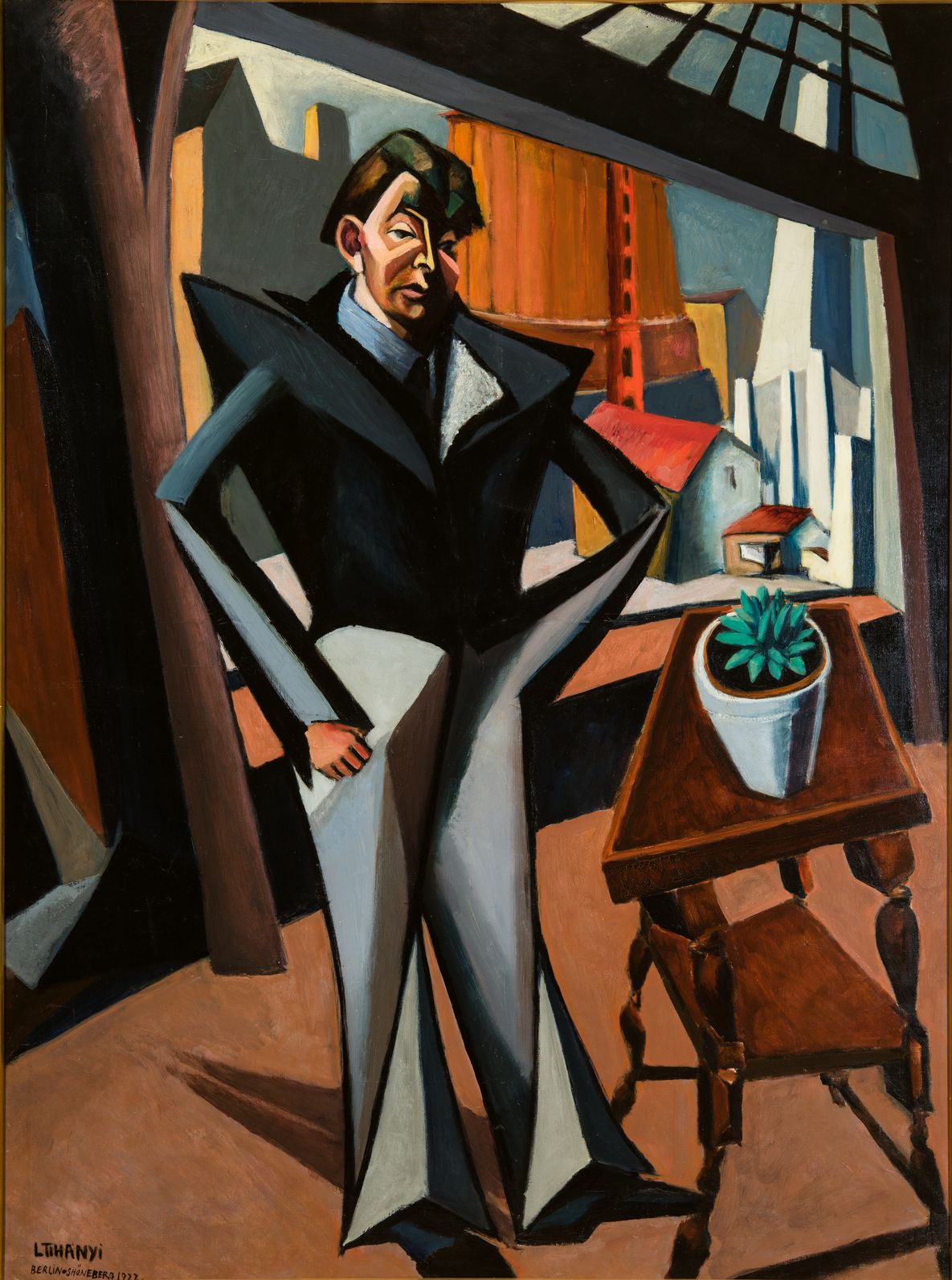 Lajos Tihanyi, Großes Interieur mit Selbstbildnis – Mann am Fenster, Detail, 1922 Mann steht neben einem Tisch, im Hintergrund großes Fenster mit Blick auf Häuser