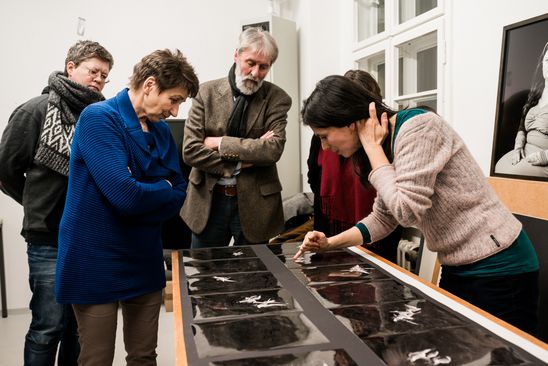 Freunde der Berlinischen Galerie besuchen die Fotografin Loredana Nemes in ihrem Studio, 26.2.2016, Foto: Hannes Wiedemann