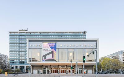 Fassade des Kino International in Berlin