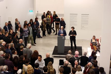 Eröffnung "Erwin Wurm. Bei Mutti" und "Visionäre der Moderne. Paul Scheerbart, Bruno Taut, Paul Goesch" in der Berlinischen Galerie, 14.4.2016, Foto: Amin Akhtar Eröffnung "Erwin Wurm. Bei Mutti" und "Visionäre der Moderne. Paul Scheerbart, Bruno Taut, Paul Goesch" in der Berlinischen Galerie, 14.4.2016, Foto: Amin Akhtar