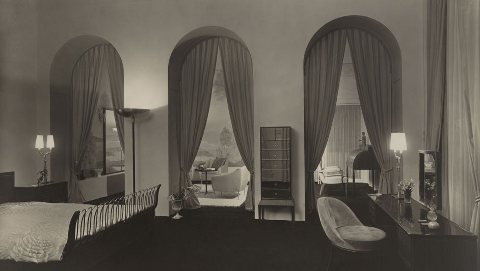 Max Krajewsky, Bedroom with a view at the woman’s living room by Ruth Hildegard Geyer-Raack, Exhibition in the furniture store "Meisterräume" Berlin, c. 1936