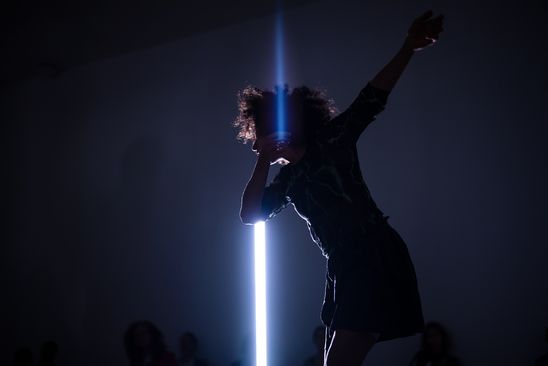 Photo: Mélissa Guex in motion during her performance in the stairwell of the Berlinische Galerie.