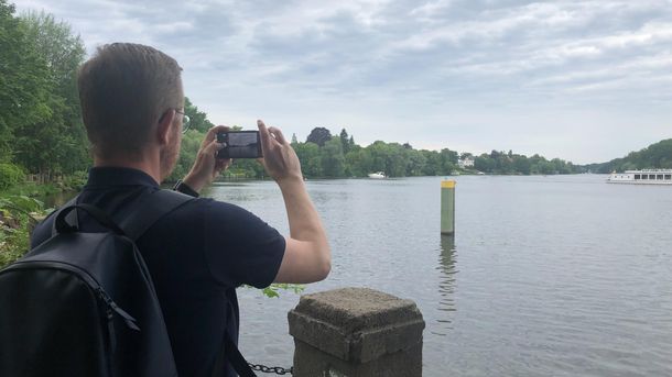 Workshop-Teilnehmer beim Fotografieren auf der Glienicker Brücke, Potsdam, 2019, © Gerhard Niebisch